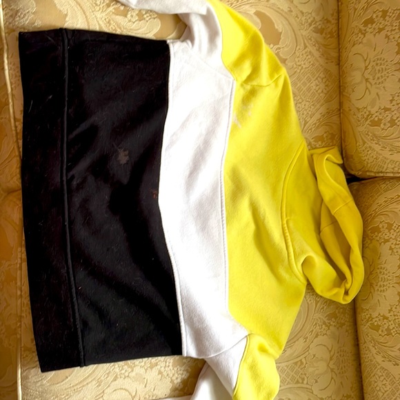 This hoodie is a thin crop top. I’ve grown out of it. It’s one of my favourites - Picture 2 of 2